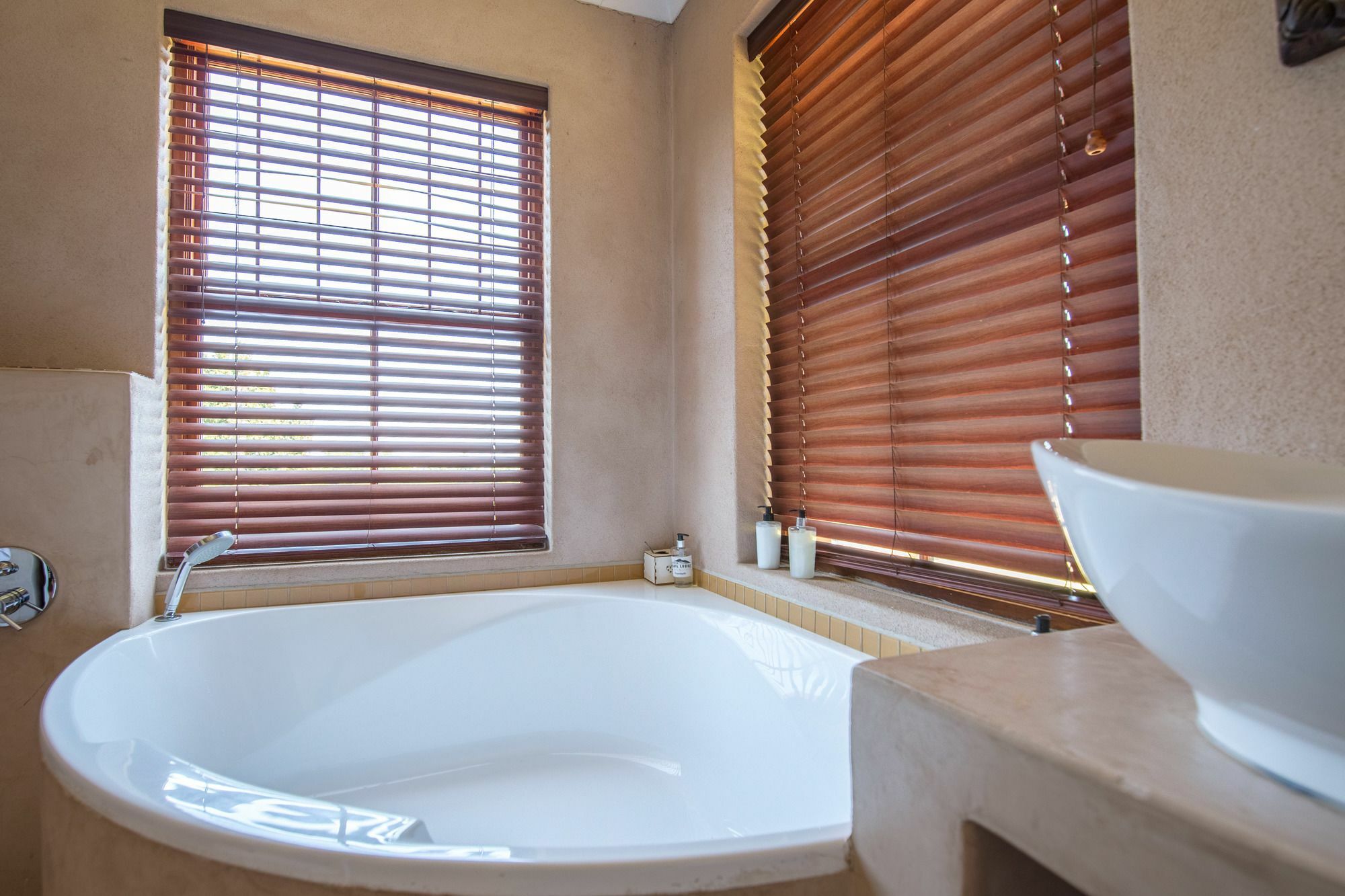 סטלנבוש Dirtopia Trail Lodge מראה חיצוני תמונה